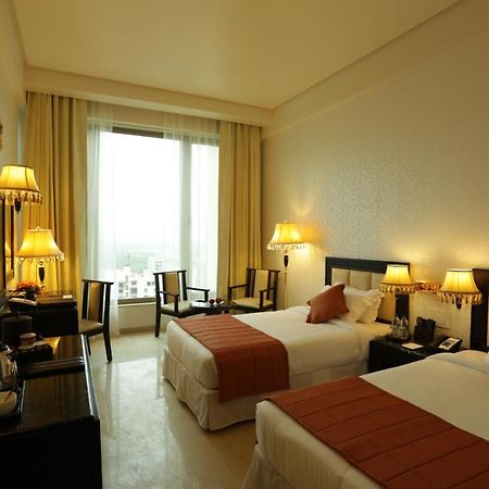 Royal Tulip Navi Mumbai Hotel Екстериор снимка