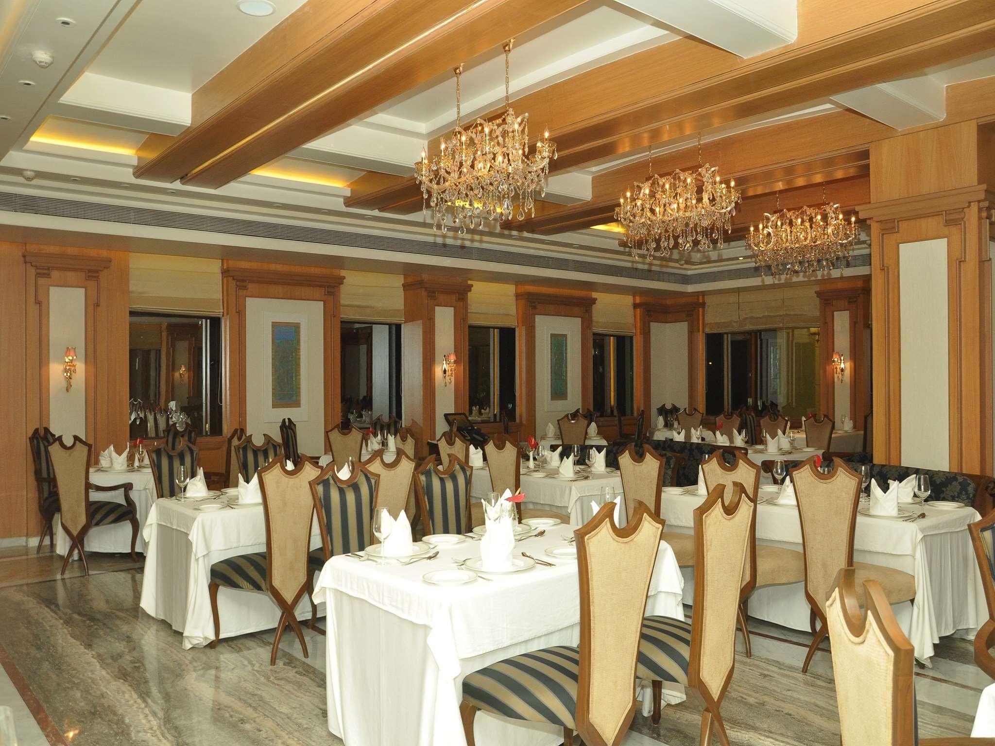 Royal Tulip Navi Mumbai Hotel Екстериор снимка