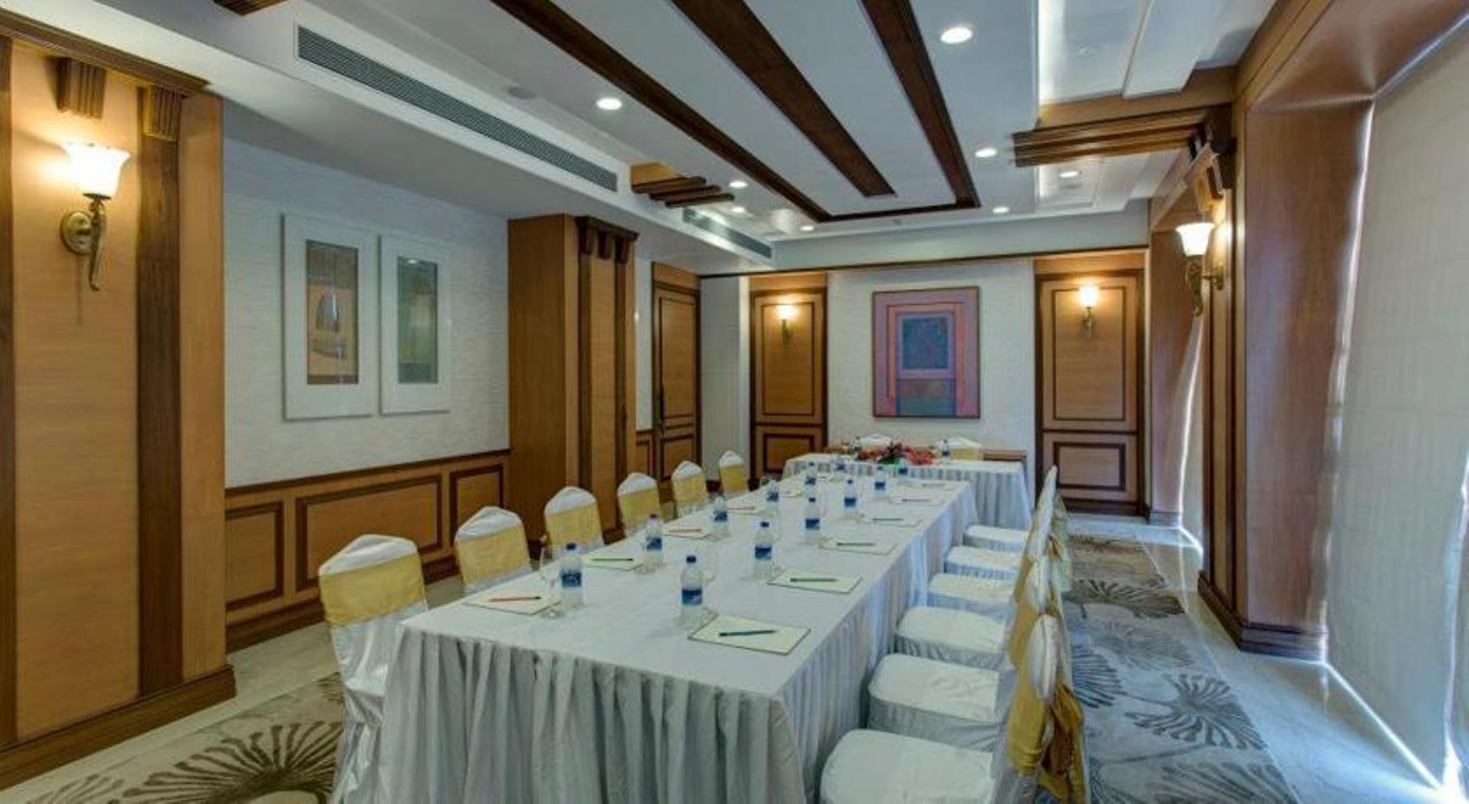 Royal Tulip Navi Mumbai Hotel Екстериор снимка