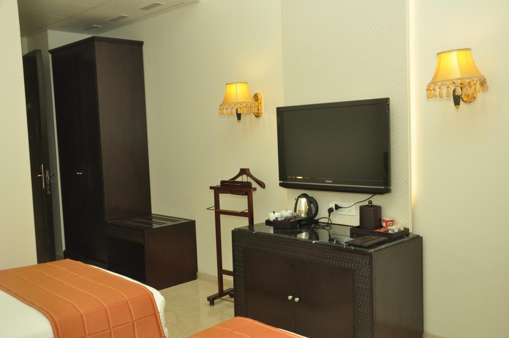 Royal Tulip Navi Mumbai Hotel Екстериор снимка