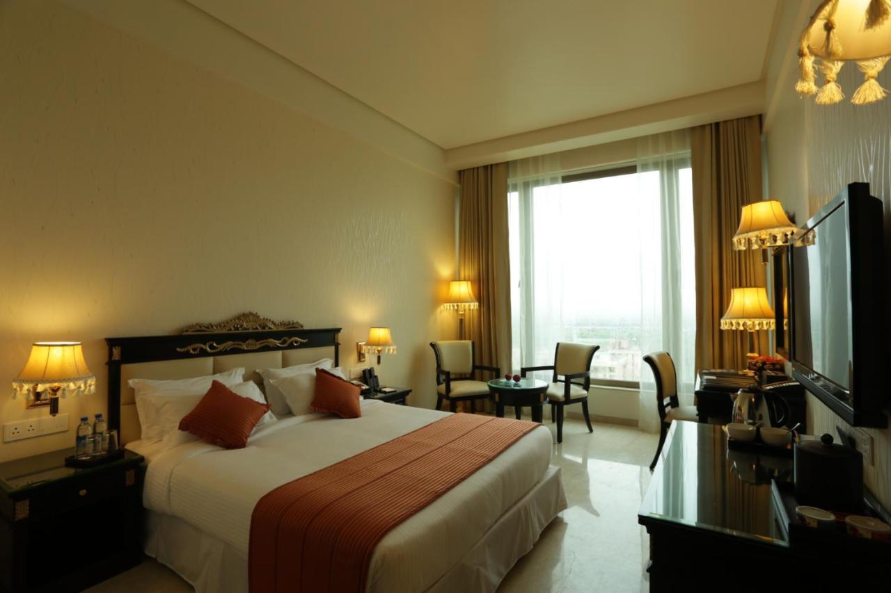 Royal Tulip Navi Mumbai Hotel Екстериор снимка
